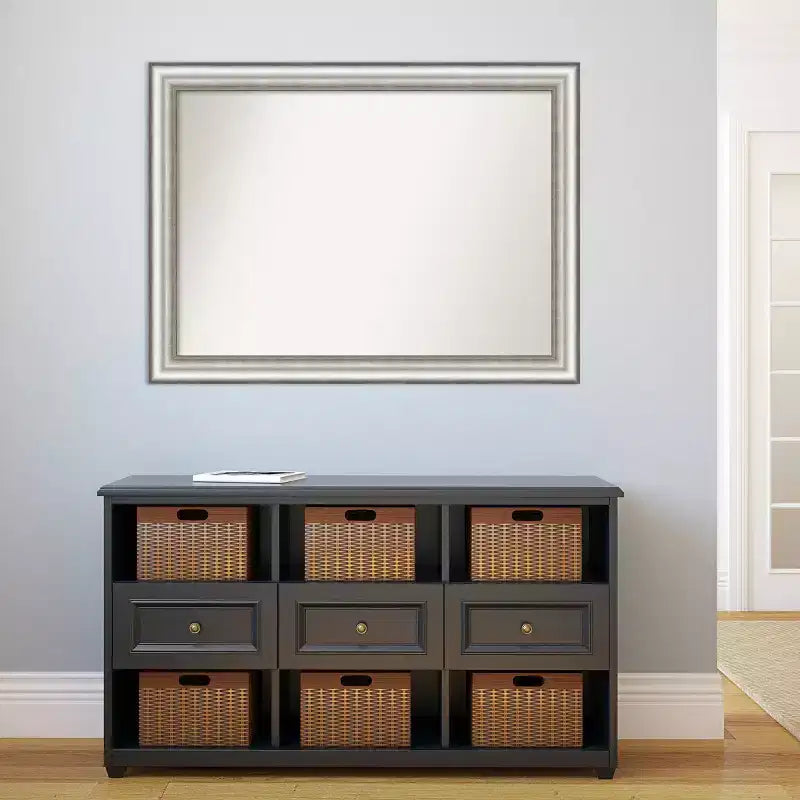 Specchio da parete 43"x32", cornice argento spazzolato con motivo a puntini in rilievo