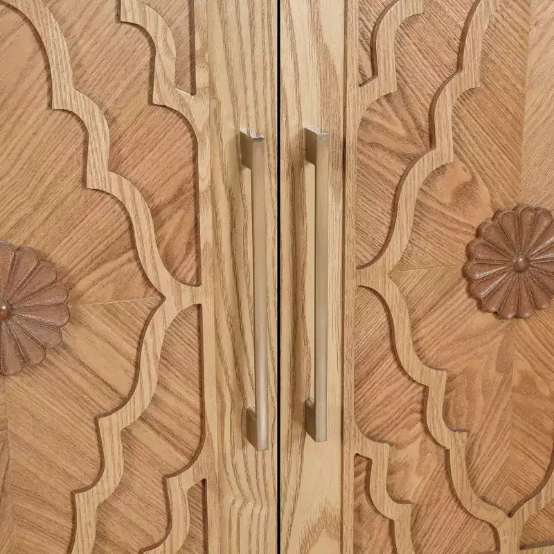 Grande mobile contenitore con maniglia in metallo, ante intagliate a fiori, madia consolle moderna in legno con ripiani regolabili
