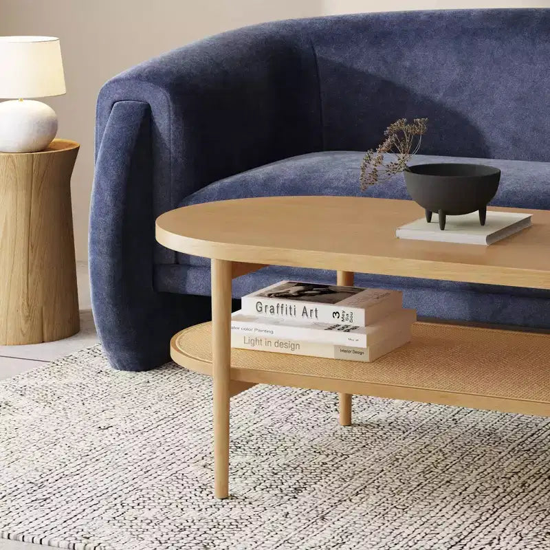 Tavolino da caffè ovale da 46", pino caldo/gomma e piano inferiore con dettagli in rattan, gambe affusolate