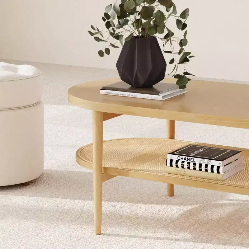 Tavolino da caffè ovale da 46", pino caldo/gomma e piano inferiore con dettagli in rattan, gambe affusolate
