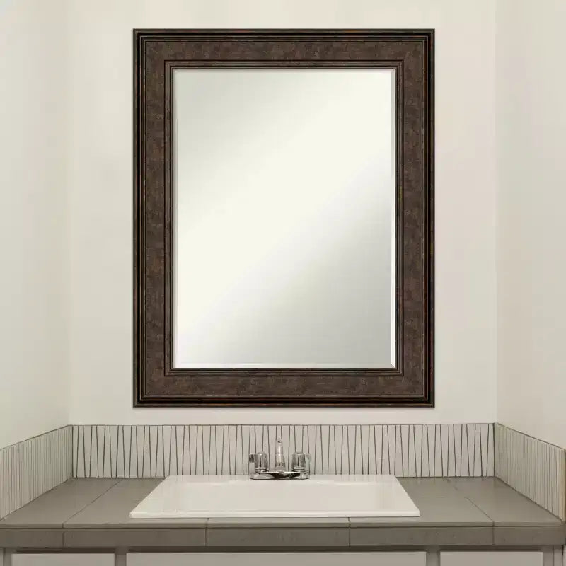 Specchio da parete per bagno Petite Bevel, cornice nera con bordi interni ed esterni rialzati
