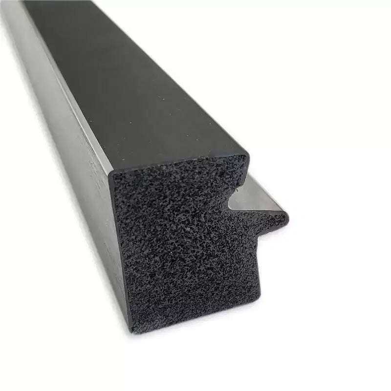 Specchio da bagno Petite Bevel da parete, cornice piatta nera opaca con bordo argento