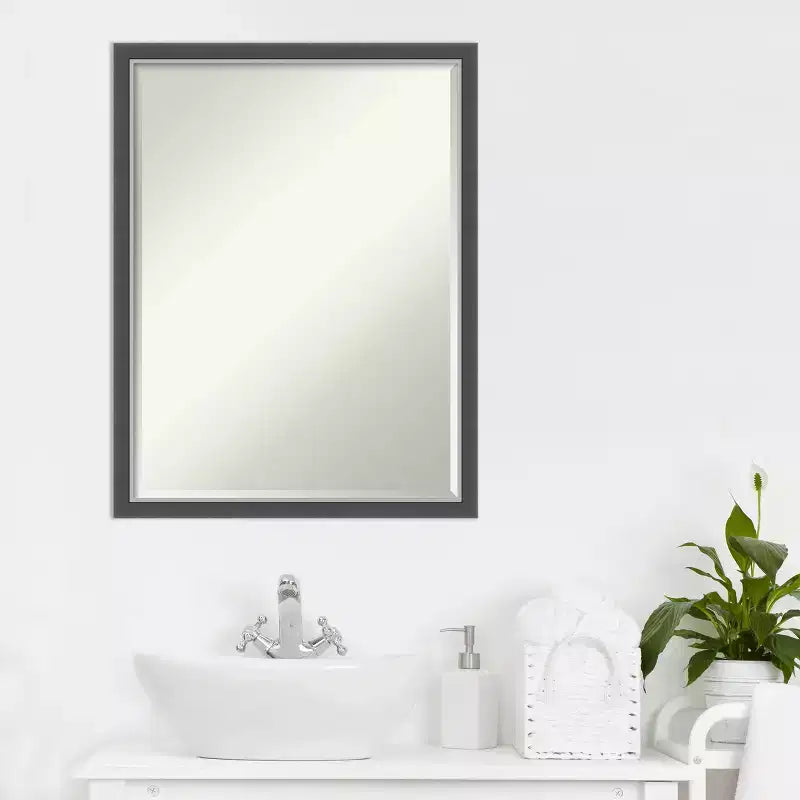 Specchio da bagno Petite Bevel da parete, cornice piatta nera opaca con bordo argento