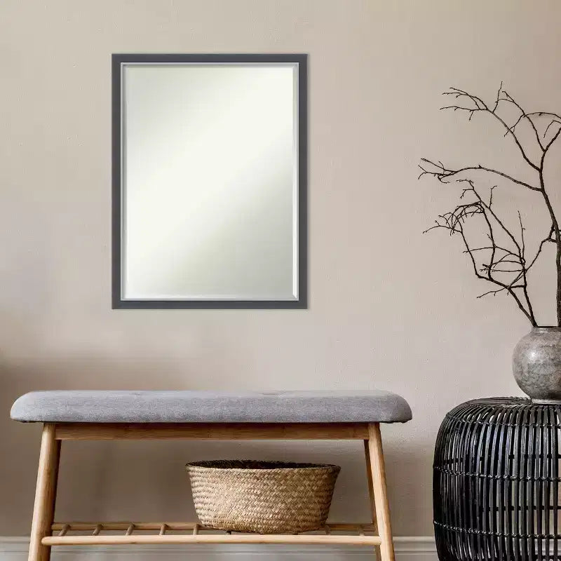 Specchio da bagno Petite Bevel da parete, cornice piatta nera opaca con bordo argento