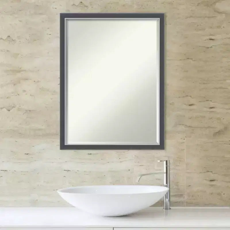 Specchio da bagno Petite Bevel da parete, cornice piatta nera opaca con bordo argento