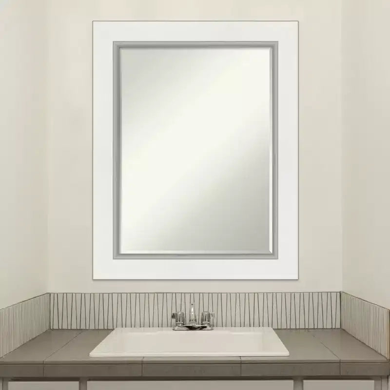 Specchio da bagno Petite Bevel da parete, cornice piatta nera opaca con bordo argento