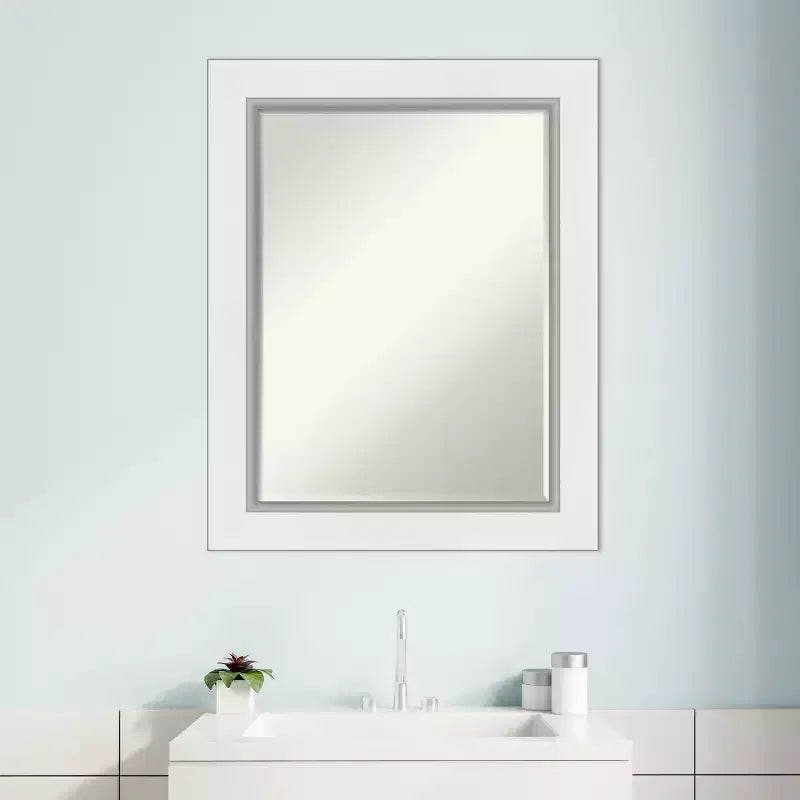Specchio da bagno Petite Bevel da parete, cornice piatta nera opaca con bordo argento
