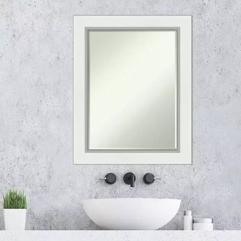 Specchio da bagno Petite Bevel da parete, cornice piatta nera opaca con bordo argento
