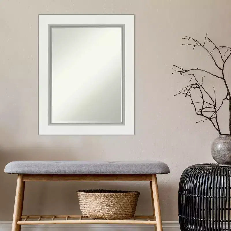 Specchio da bagno Petite Bevel da parete, cornice piatta nera opaca con bordo argento
