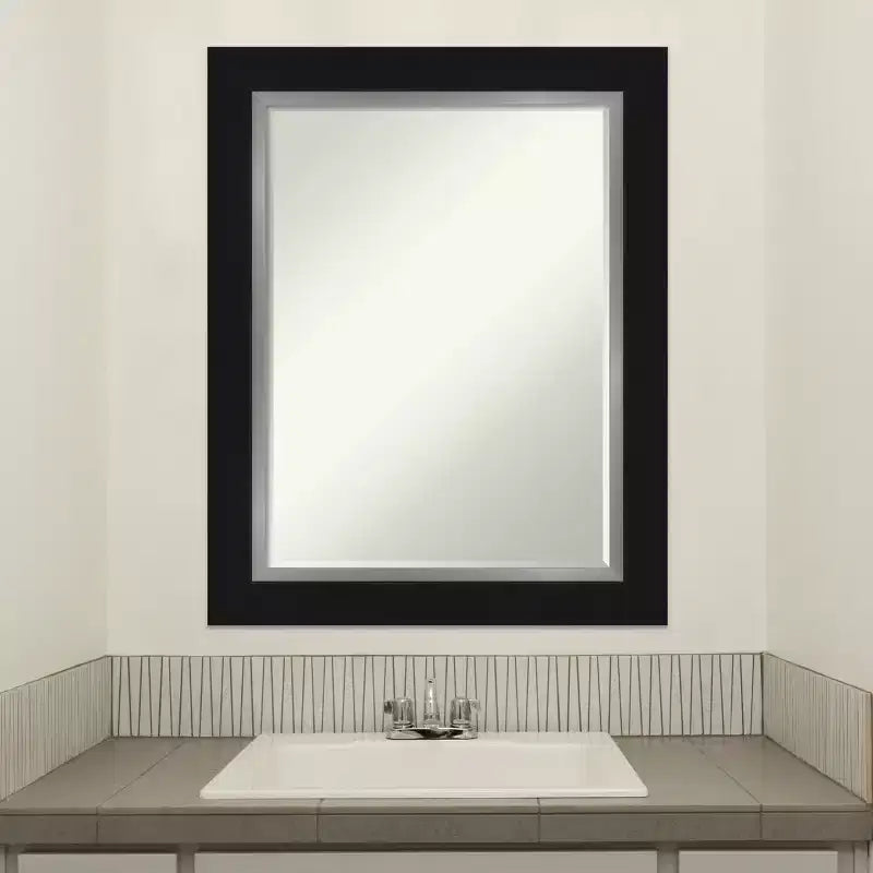 Specchio da bagno Petite Bevel da parete, cornice piatta nera opaca con bordo argento