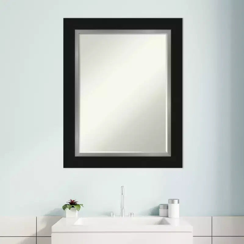 Specchio da bagno Petite Bevel da parete, cornice piatta nera opaca con bordo argento
