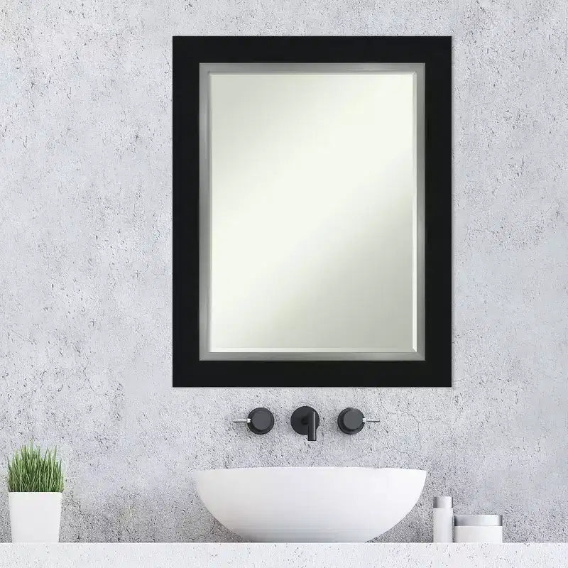 Specchio da bagno Petite Bevel da parete, cornice piatta nera opaca con bordo argento