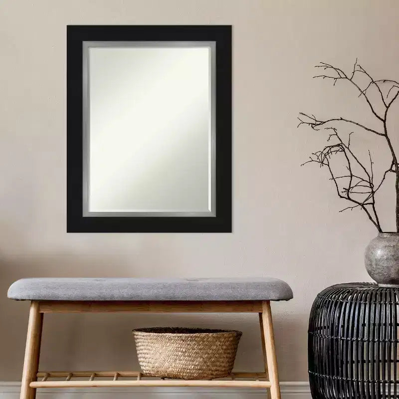 Specchio da bagno Petite Bevel da parete, cornice piatta nera opaca con bordo argento